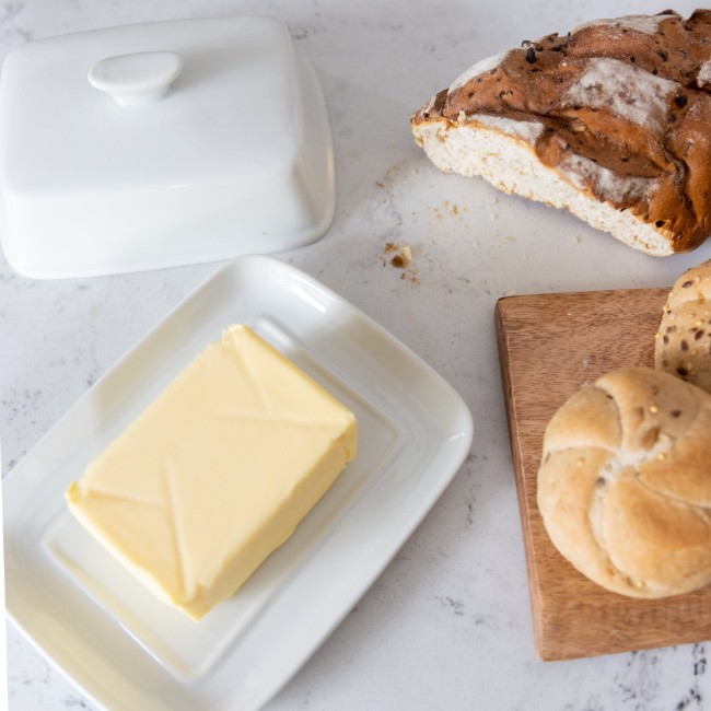 Поставка за масло с капак, 18 х 14 см, изработена от порцелан - от Kitchen Craft