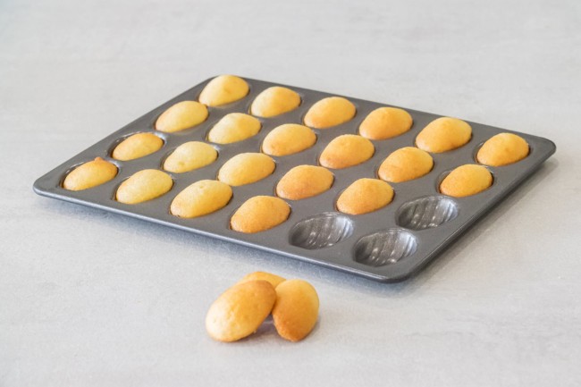 Тава 24 mini madlene, 27 x 21 см, въглеродна стомана - произведена от Kitchen Craft