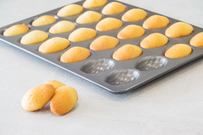Тава 24 mini madlene, 27 x 21 см, въглеродна стомана - произведена от Kitchen Craft