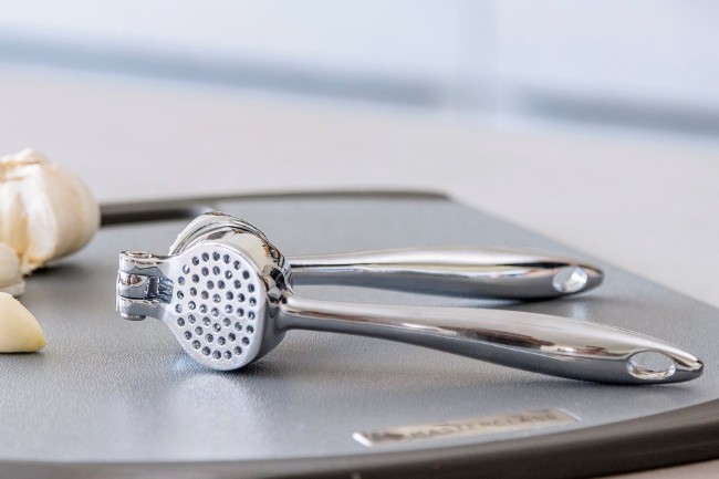 Преса за чесън, стомана, 13,5 см, "MasterClass" - от Kitchen Craft