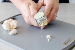 Преса за чесън, стомана, 13,5 см, "MasterClass" - от Kitchen Craft