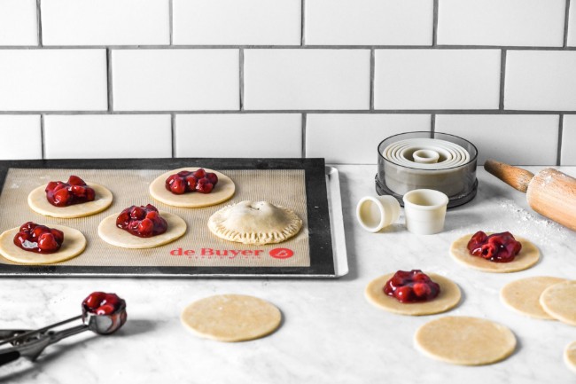 Комплект резачки за кръгли набраздени сладкиши от 9 части, полиамид - de Buyer