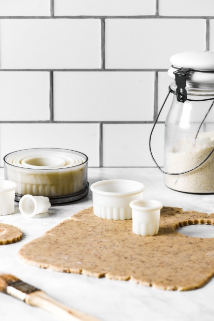 Комплект резачки за кръгли набраздени сладкиши от 9 части, полиамид - de Buyer