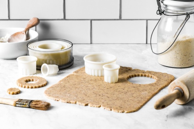 Комплект резачки за кръгли набраздени сладкиши от 9 части, полиамид - de Buyer