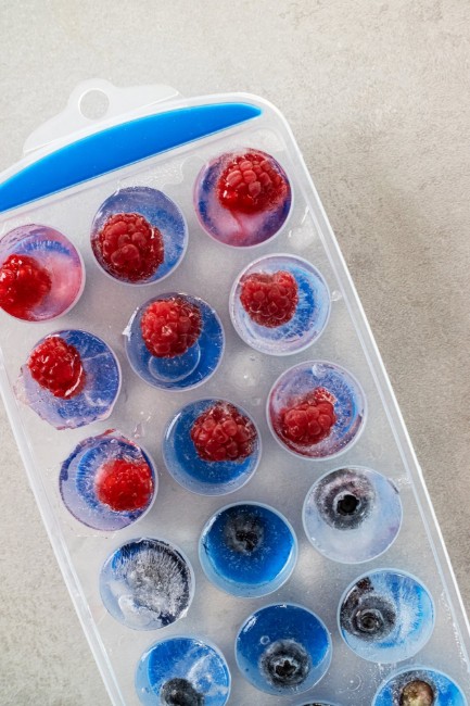 Тава за приготвяне на кубчета лед, 28 х 12 см, силикон, синя - от Colourworks