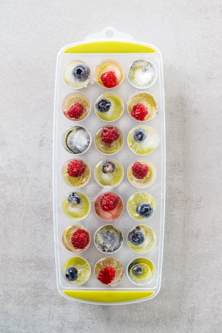 Тава за приготвяне на кубчета лед, 28 х 12 см, силикон, зелена - от Colourworks