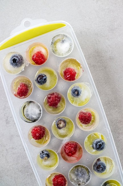 Тава за приготвяне на кубчета лед, 28 х 12 см, силикон, зелена - от Colourworks