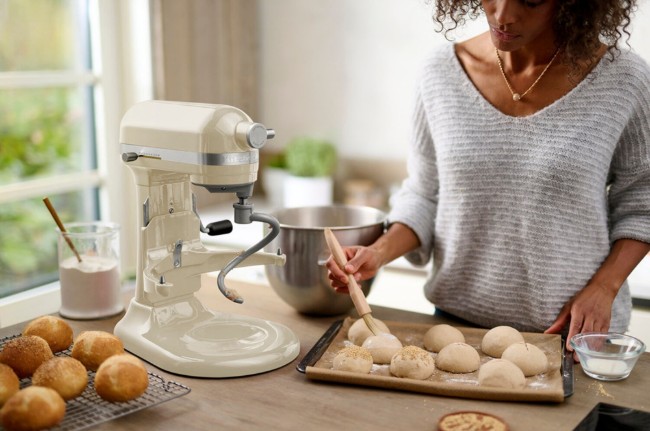 Миксер с повдигаща се купа, 5,6 л, Artisan, модел 60, Almond Cream - KitchenAid