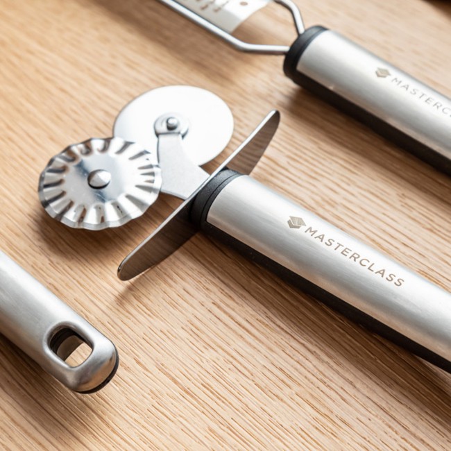 Резачка за сладкиши с две колела, неръждаема стомана, 16см, "MasterClass" - марка Kitchen Craft