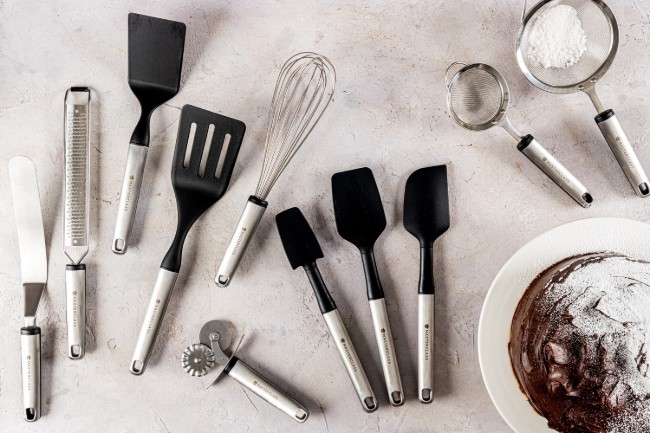 Резачка за сладкиши с две колела, неръждаема стомана, 16см, "MasterClass" - марка Kitchen Craft