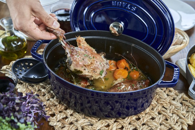 Овална чугунена тенджера Cocotte, 29 см/4,2 л, цвят "Тъмно синьо" - Staub