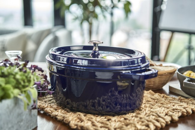 Овална чугунена тенджера Cocotte, 29 см/4,2 л, цвят "Тъмно синьо" - Staub
