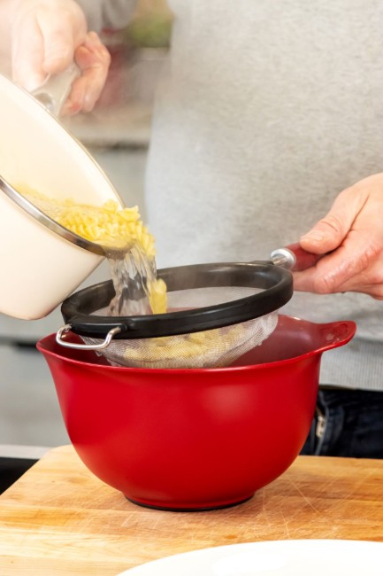 Цедка от неръждаема стомана, 18см, "Empire Red" - марка KitchenAid