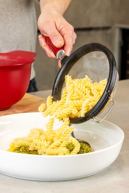 Цедка от неръждаема стомана, 18см, "Empire Red" - марка KitchenAid