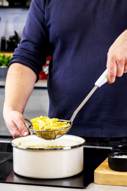 Цедка с форма на паяжина, неръждаема стомана, 35,5 см, цвят "Almond Cream" - марка KitchenAid