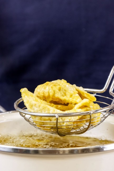 Цедка с форма на паяжина, неръждаема стомана, 35,5 см, цвят "Almond Cream" - марка KitchenAid