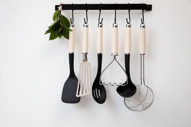 Цедка с форма на паяжина, неръждаема стомана, 35,5 см, цвят "Almond Cream" - марка KitchenAid