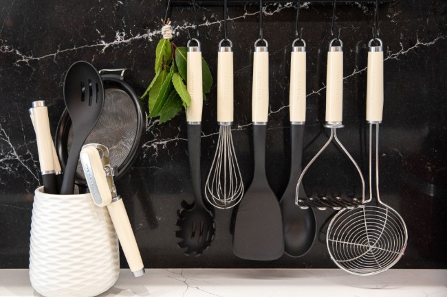 Цедка с форма на паяжина, неръждаема стомана, 35,5 см, цвят "Almond Cream" - марка KitchenAid