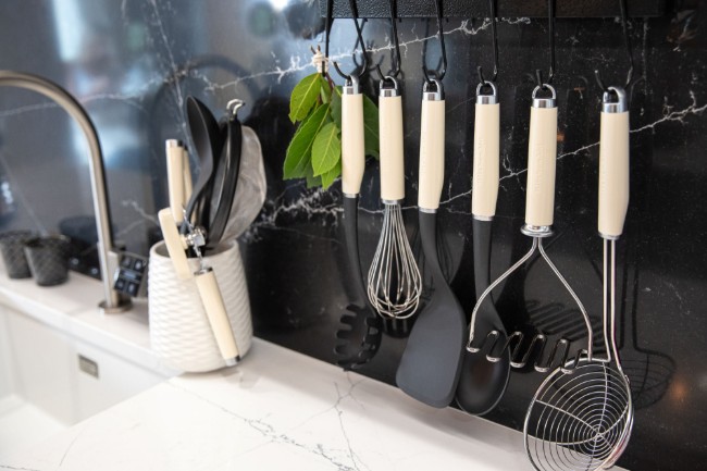 Цедка с форма на паяжина, неръждаема стомана, 35,5 см, цвят "Almond Cream" - марка KitchenAid