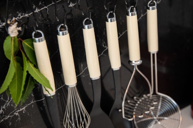 Цедка с форма на паяжина, неръждаема стомана, 35,5 см, цвят "Almond Cream" - марка KitchenAid