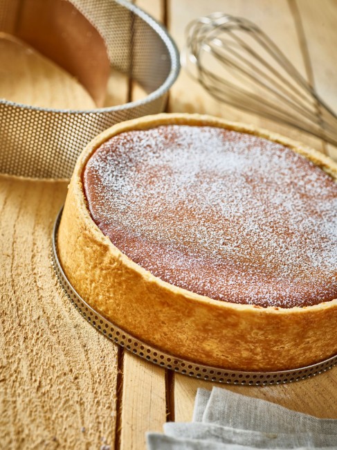 Перфорирана форма за кекс, с включена хартия за печене, 24 см, неръждаема стомана - de Buyer