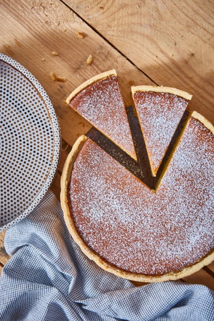 Перфорирана форма за кекс, с включена хартия за печене, 24 см, неръждаема стомана - de Buyer