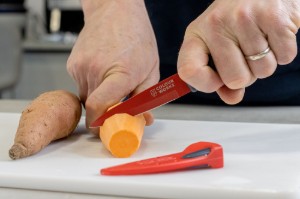 9,5 см нож за белене на плодове и зеленчуци, червен - от Colourworks