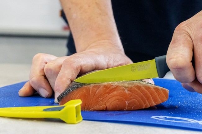 Нож за белене на плодове/зеленчуци, 9,5 см, зелен - от Colourworks