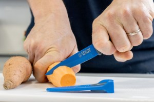 Нож за белене на зеленчуци, 9,5 см, Син - от Colourworks