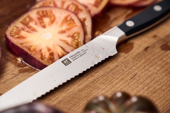 Универсален нож, назъбено острие, 13 см, <<ZWILLING Pro>> - Zwilling