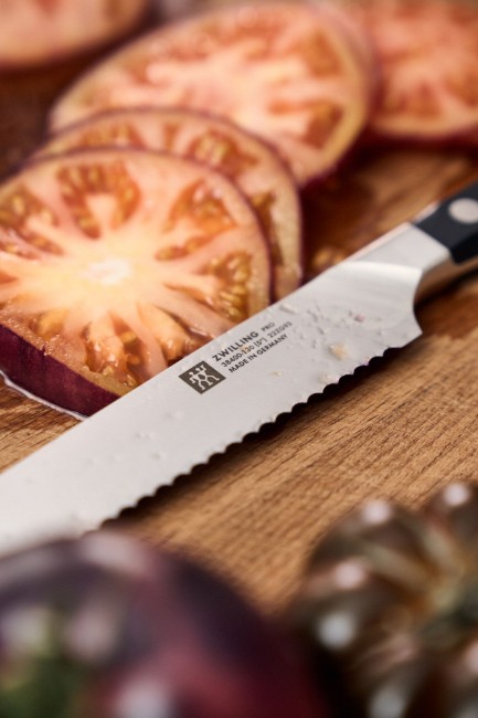 Универсален нож, назъбено острие, 13 см, <<ZWILLING Pro>> - Zwilling