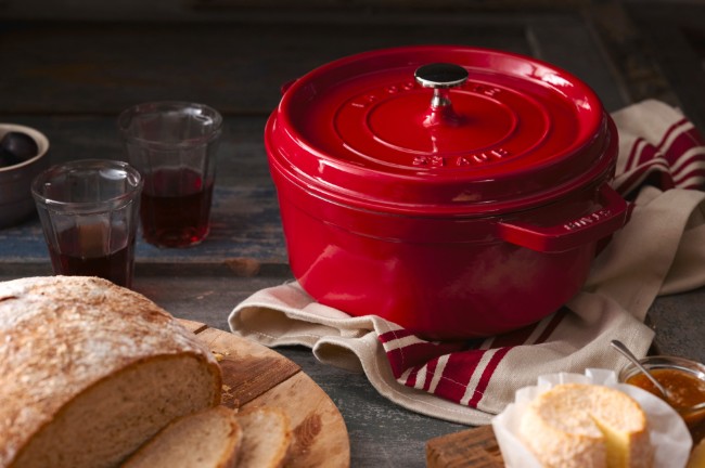 Тенджера за готвене на Cocotte, изработена от чугун 24 см/3,8 л, Cherry - Staub
