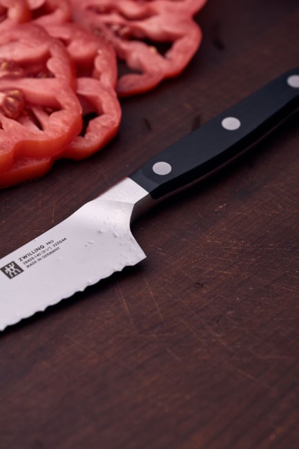 Нож на готвача, назъбено острие, 14 см, ZWILLING Pro - Zwilling