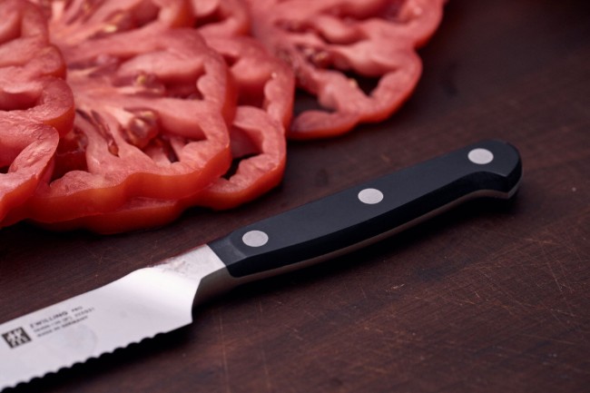 Универсален нож, назъбено острие, 13 см, <<ZWILLING Pro>> - Zwilling