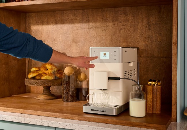 Автоматична електрическа еспресо машина KF3, 1450 W, цвят "Porcelain White" - KitchenAid